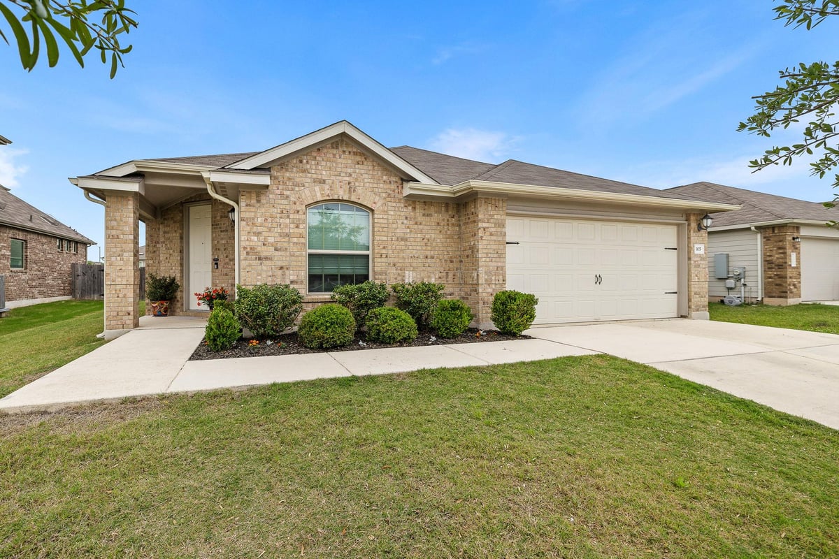 105 Sophora DR - front exterior - Luxury home in Hutto Highlands, Hutto, TX