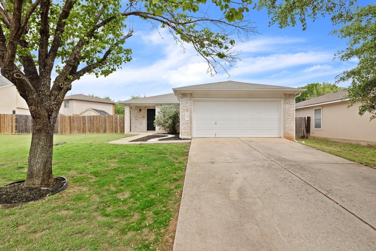 View 105 Stanford Dr in Horizon Park Sec 01 Pts Blk Abt & R Amd 105 Stanford Dr - front exterior - Luxury home in Horizon Park Sec 01 Pts Blk Abt & R Amd, Leander, TX
