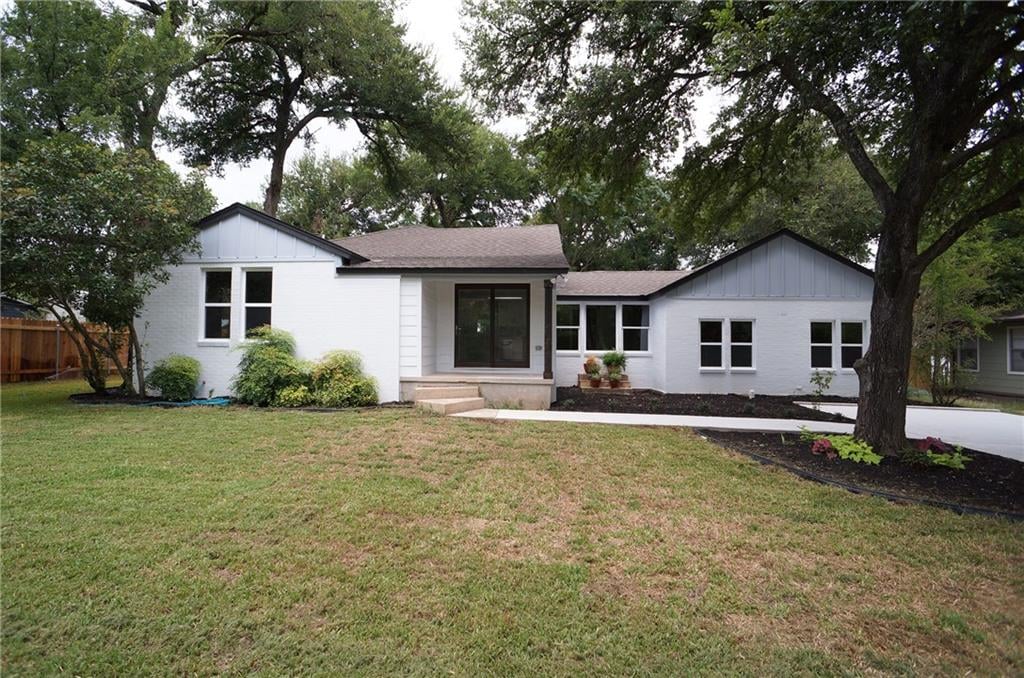 View 106 11th ST 106 11th ST - front exterior - Luxury home in Elgin, TX