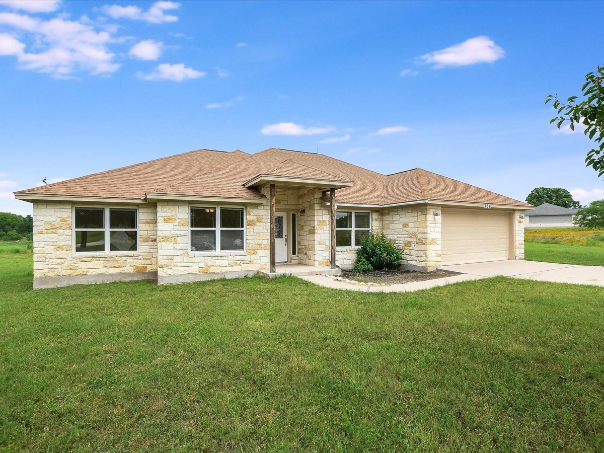 View 106 Bridalwood Ct in Granite Ridge Packsaddle 106 Bridalwood Ct - front exterior - Luxury home in Granite Ridge Packsaddle, Kingsland, TX