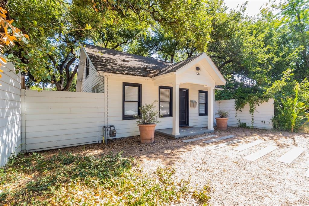 View 106 E Gibson ST in Fairview Park 106 E Gibson ST - property photo 1 - Luxury home in Fairview Park, Austin, TX
