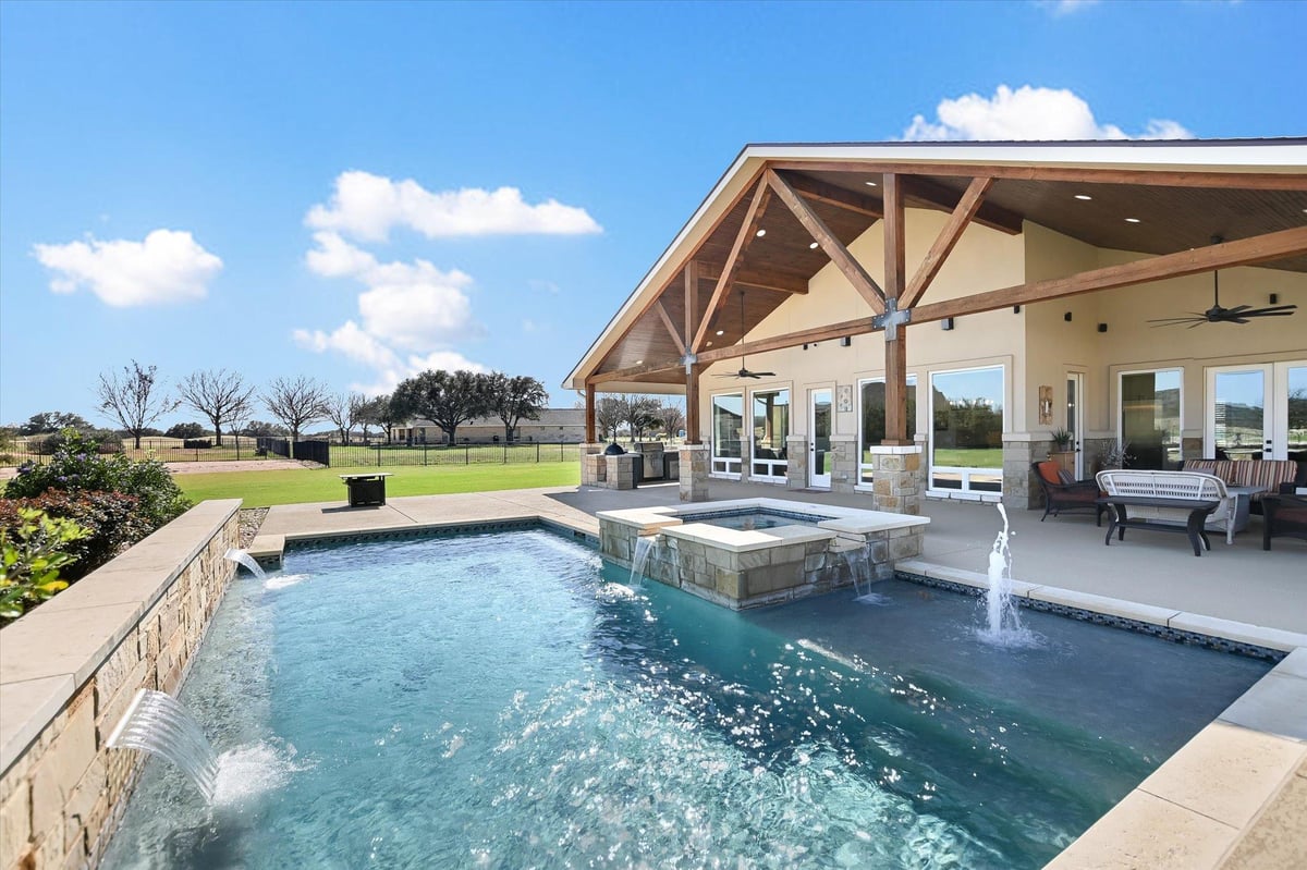 Living area at 106 Rangeway Cir - 4 bed 3 bath home