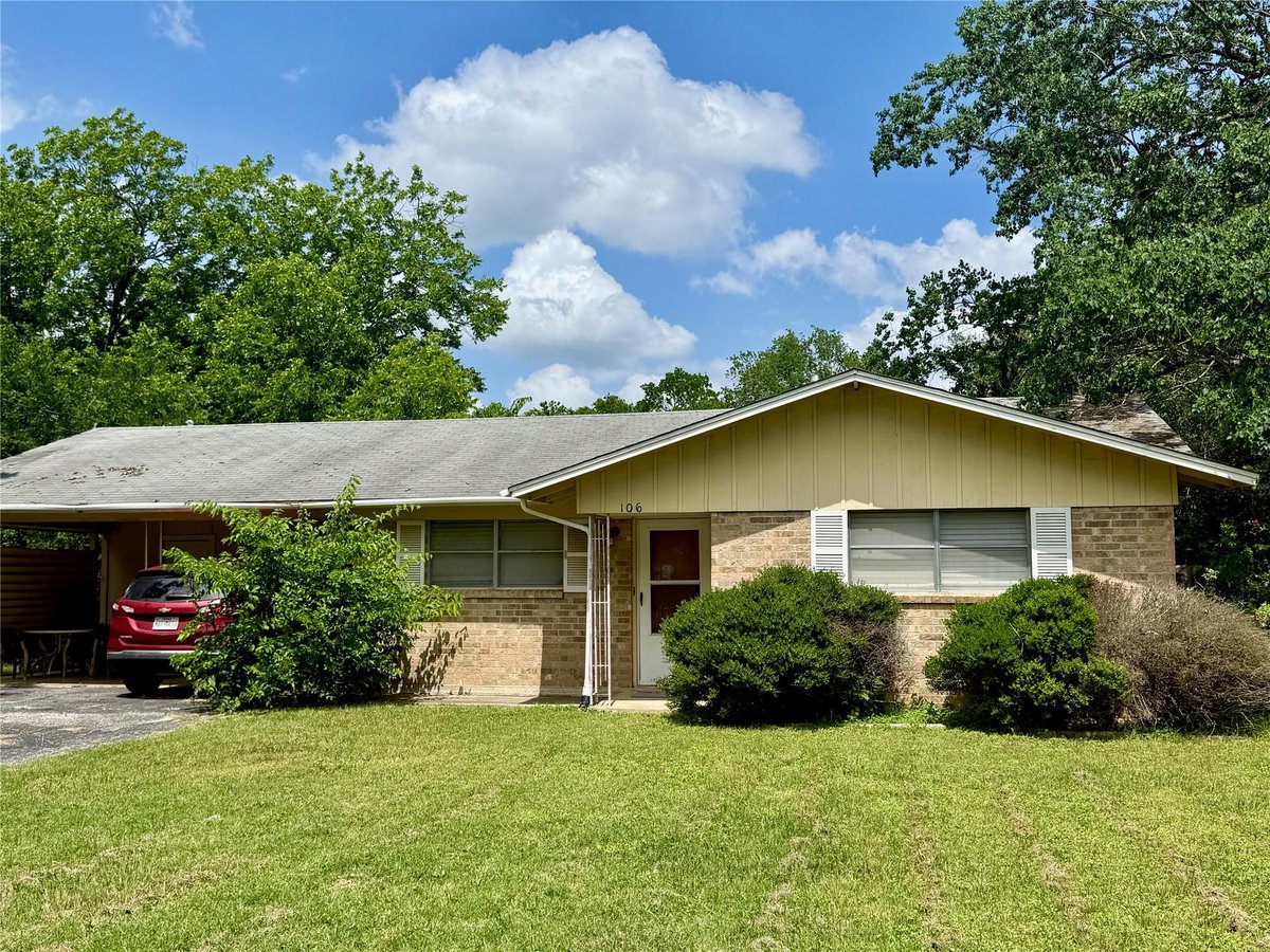 View 106 San Jacinto ST in Mrs M M Blanks 106 San Jacinto ST - front exterior - Luxury home in Mrs M M Blanks, Lockhart, TX