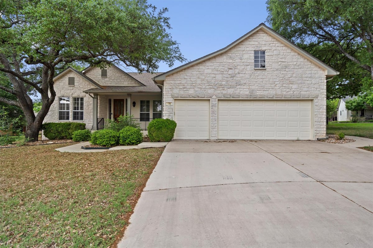 Living area at 106 Swallowtail Cir - 3 bed 2 bath home