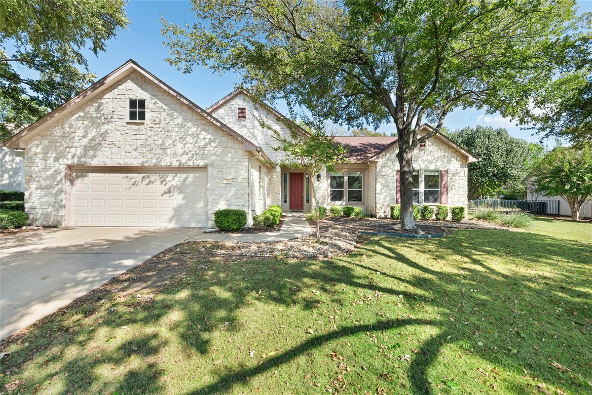 View 106 Waterlily LN in Sun City Georgetown Neighborhood 02 Amd B 106 Waterlily LN - front exterior - Luxury home in Sun City Georgetown Neighborhood 02 Amd B, Georgetown, TX