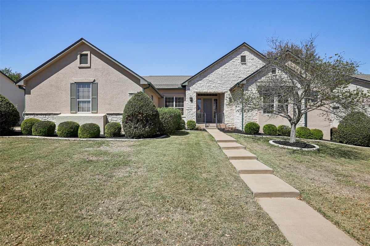 106 Whippoorwill Way - front exterior - Luxury home in SUN CITY GEORGETOWN NEIGHBORHOOD 12A, Georgetown, TX