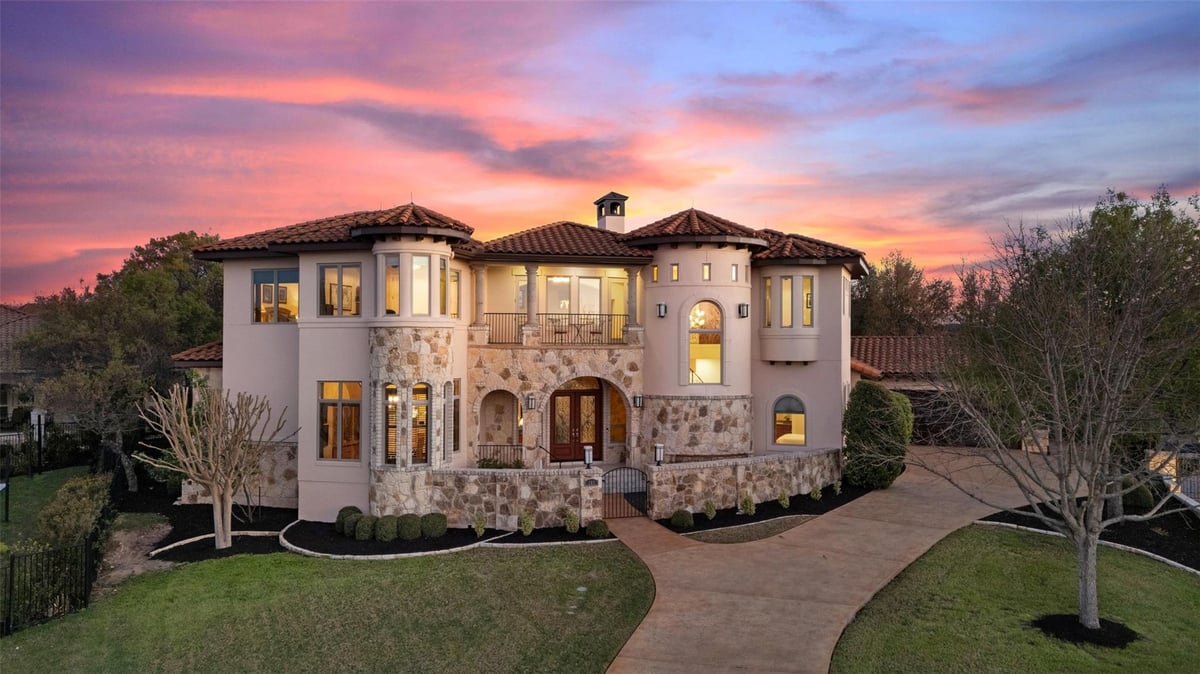 107 Caicos Cv - front exterior - Luxury home in Rough Hollow Sec 10 Rsb Lts 26, Austin, TX