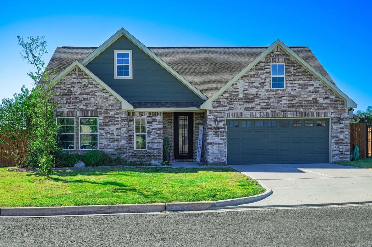 View 107 Fosters Branch Dr in Fosters Branch 107 Fosters Branch Dr - front exterior - Luxury home in Fosters Branch, Schulenburg, TX