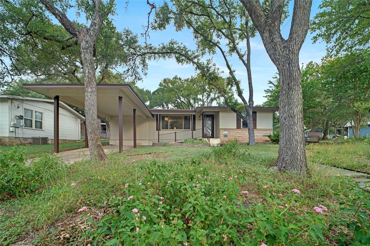 View 107 Mandalay LN in A0002 - THOMAS J CHAMBERS SURVEY 107 Mandalay LN - property photo 1 - Luxury home in A0002 - THOMAS J CHAMBERS SURVEY, San Marcos, TX
