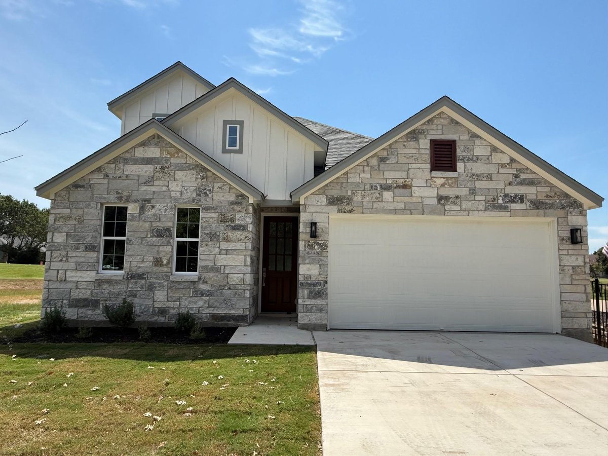 View 107 Preston Trl in Meadowlakes 107 Preston Trl - front exterior - Luxury home in Meadowlakes, Meadowlakes, TX