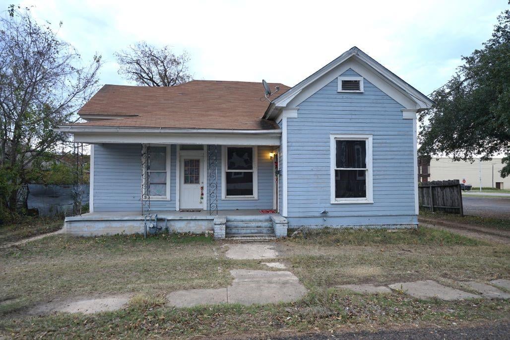 View 107 S Crockett Ave in Original Town 107 S Crockett Ave - front exterior - Luxury home in Original Town, Cameron, TX