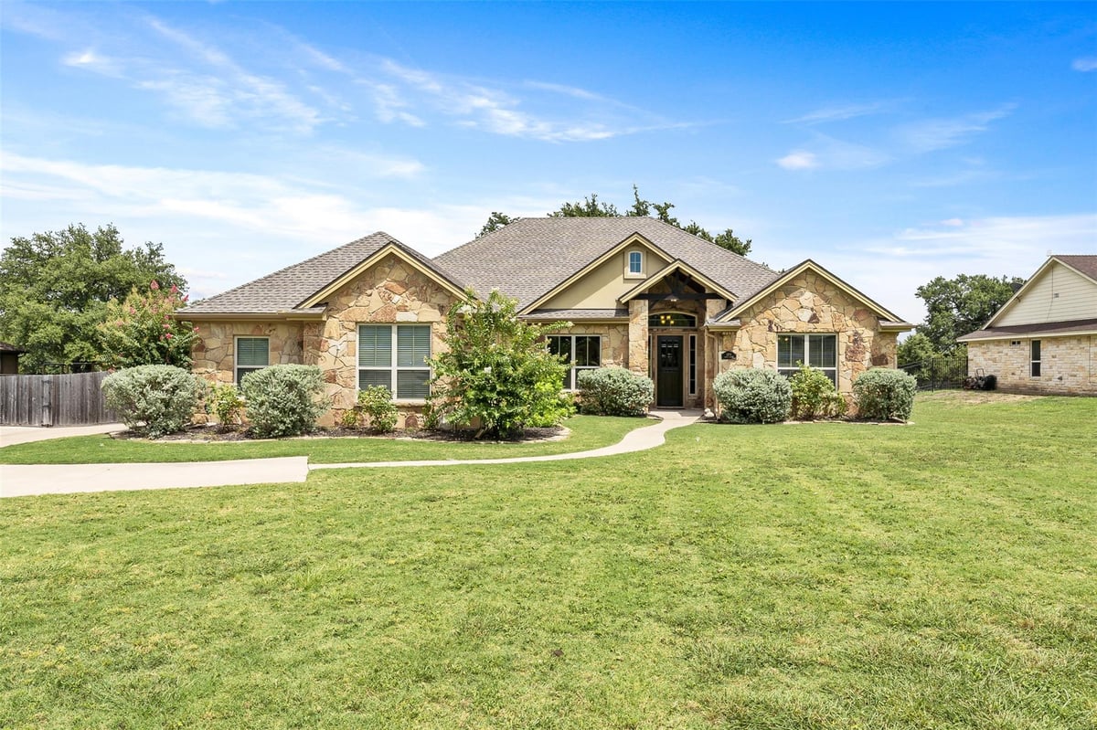 View 1074 Doves Landing CT in Doves Landing Iii 1074 Doves Landing CT - property photo 1 - Luxury home in Doves Landing Iii, Salado, TX
