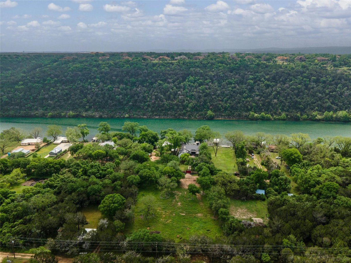 View 108 Lago Verde Rd in Rio Vista Add 108 Lago Verde Rd - front exterior - Luxury lot in Rio Vista Add, Austin, TX