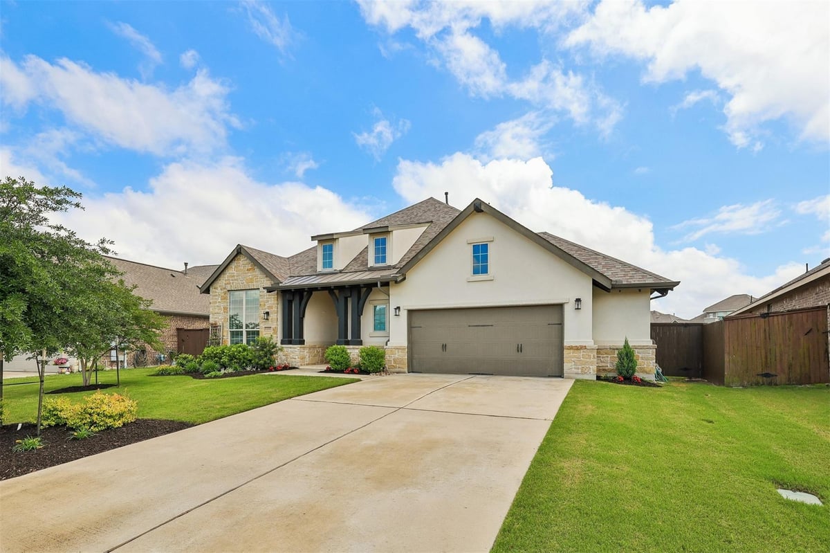 Living area at 108 Regents Ln - 4 bed 3 bath home