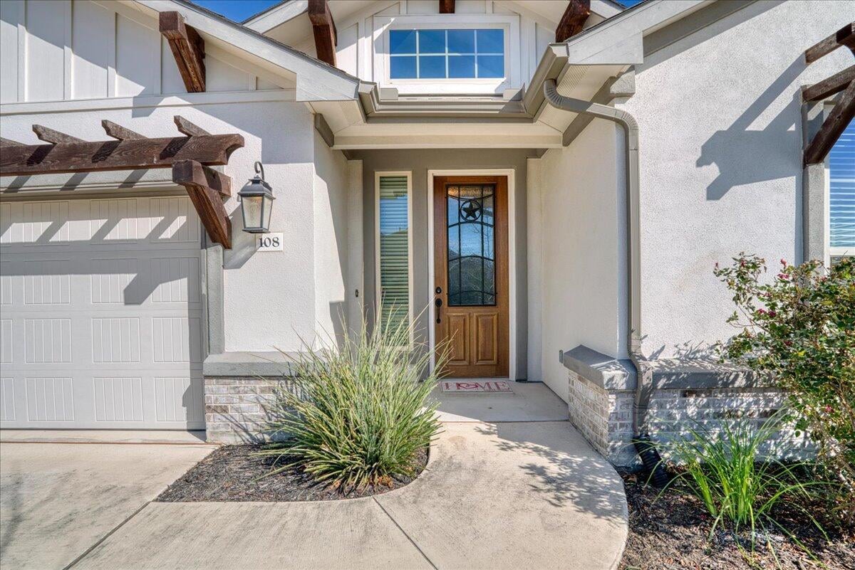Living area at 108 Strata Dr - 3 bed 2 bath home
