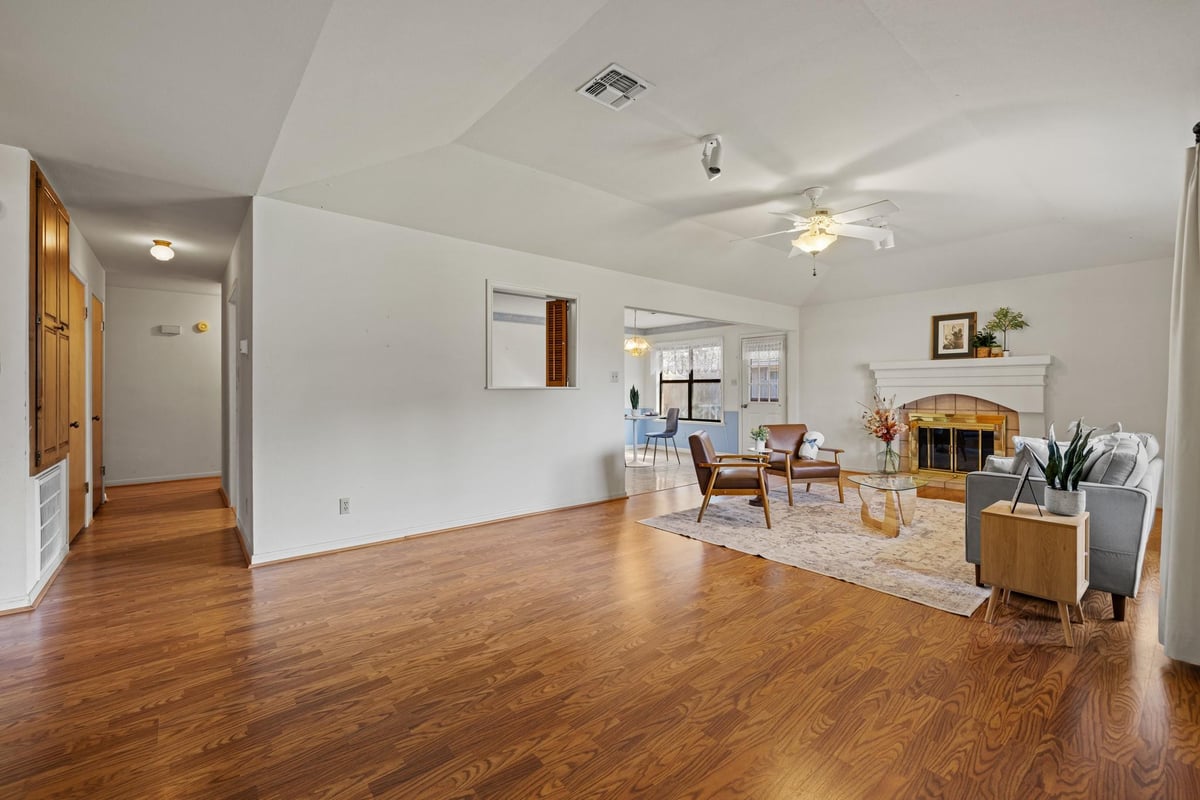 Living area at 108 Tanglewood Dr - 4 bed 3 bath home