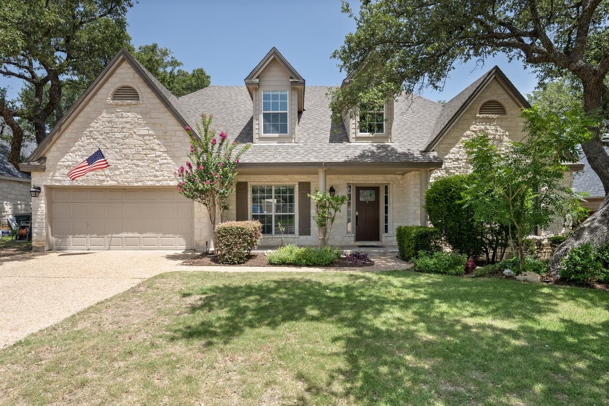 108 Thornwood RD - front exterior - Luxury home in Reata Trails Unit 04 Resub, Georgetown, TX