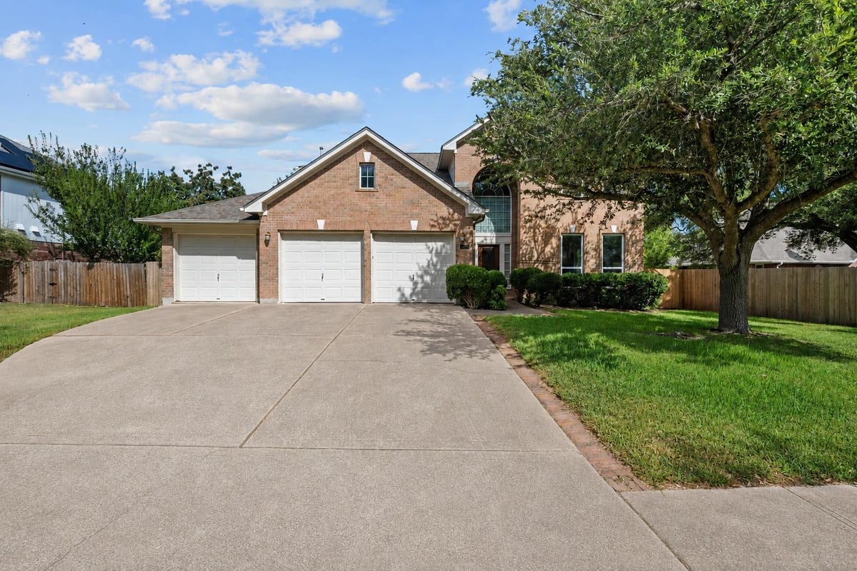 View 10808 Beachmont LN in Circle C Ranch 10808 Beachmont LN - property photo 1 - Luxury home in Circle C Ranch, Austin, TX