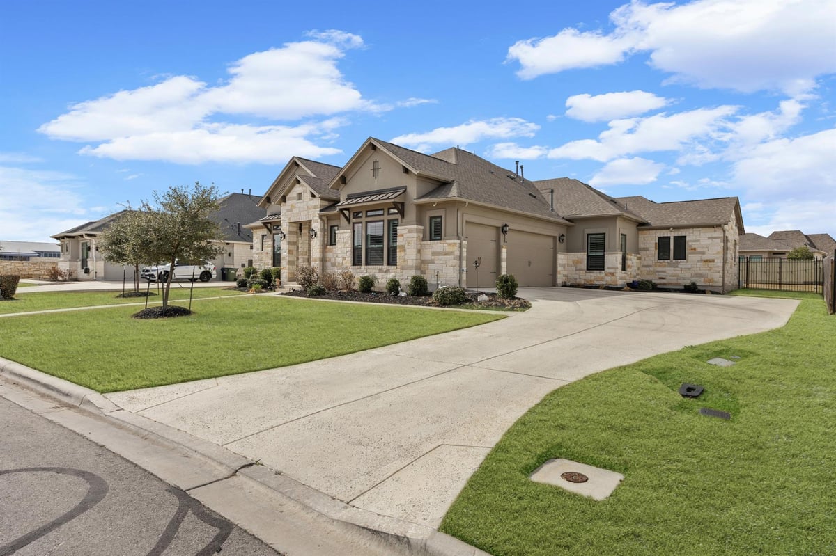 Living area at 109 Alonda Way - 4 bed 4 bath home