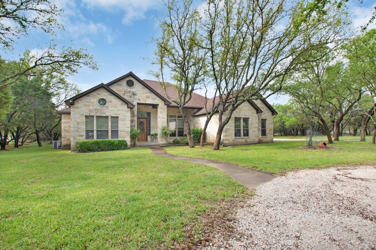 Living area at 109 Camm Lary Cir - 4 bed 3 bath home