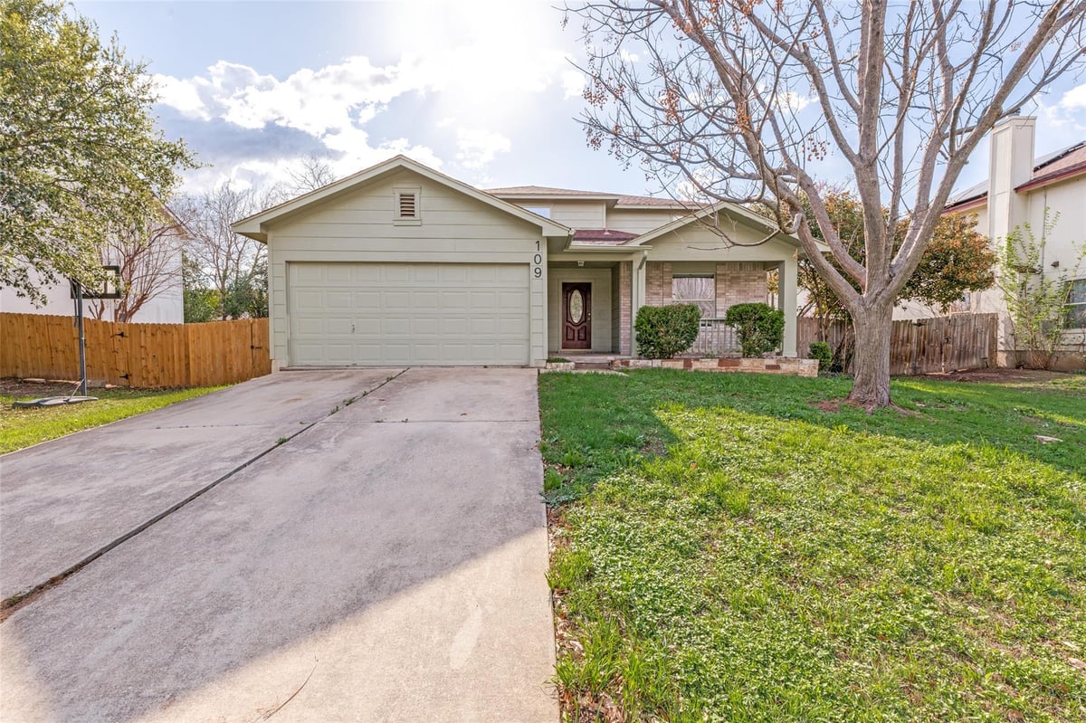 109 Orange Tree Ln - front exterior - Luxury home in Crystal Knoll Terrace Un 04, Georgetown, TX