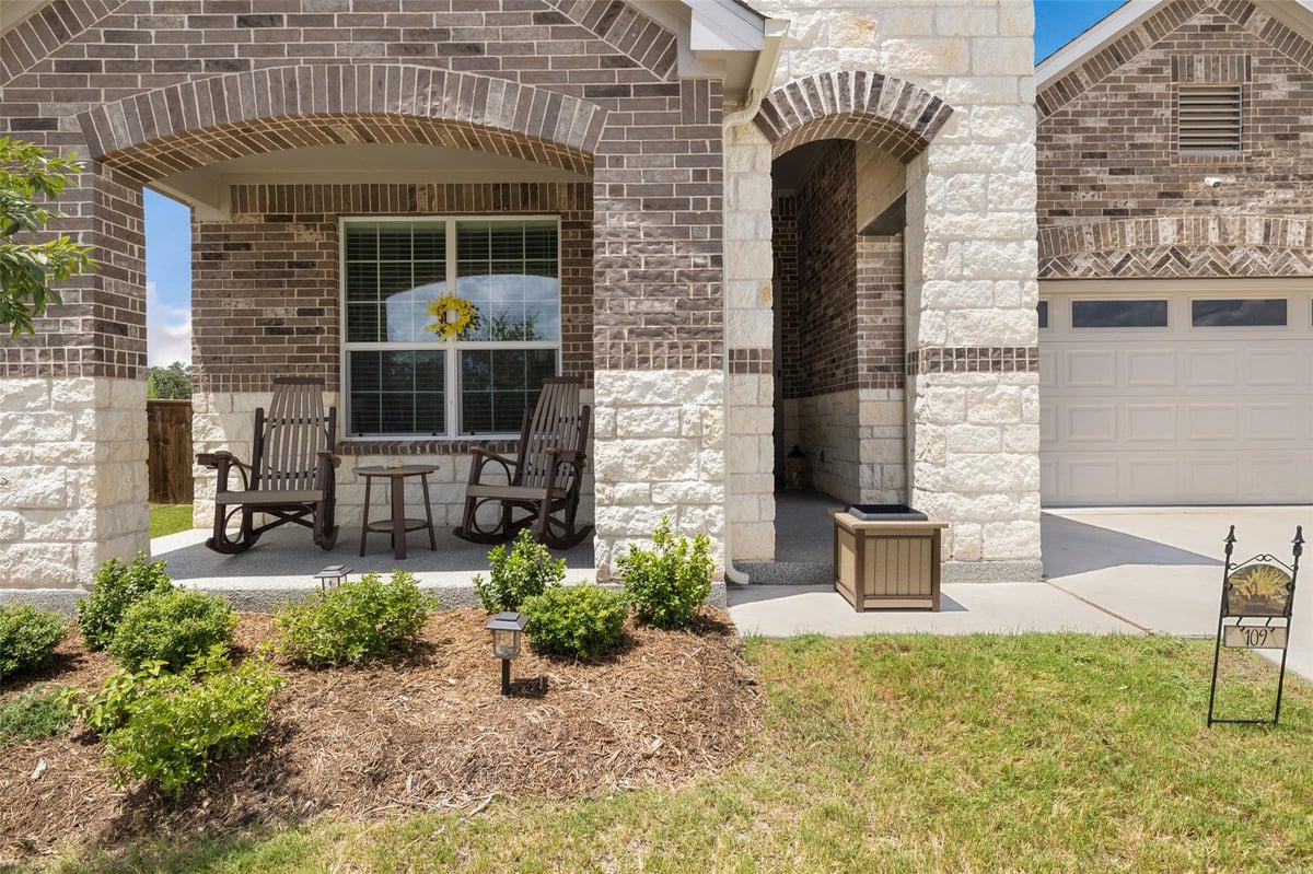 Living area at 109  Rambling Rapids Dr - 4 bed 2 bath home