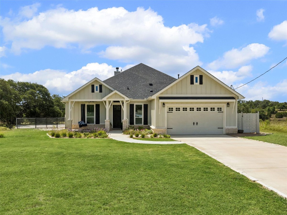 View 109 Serapia Garza in Rockin J Ranch 109 Serapia Garza - front exterior - Luxury home in Rockin J Ranch, Blanco, TX
