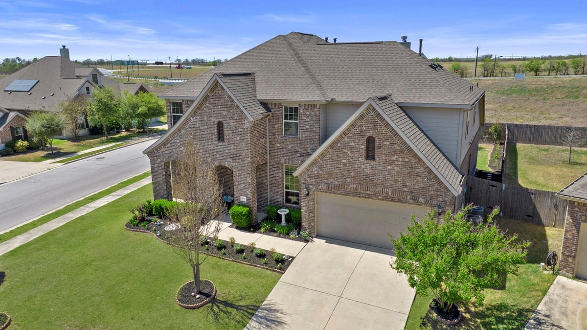 Living area at 109 Wake Grv - 5 bed 3 bath home