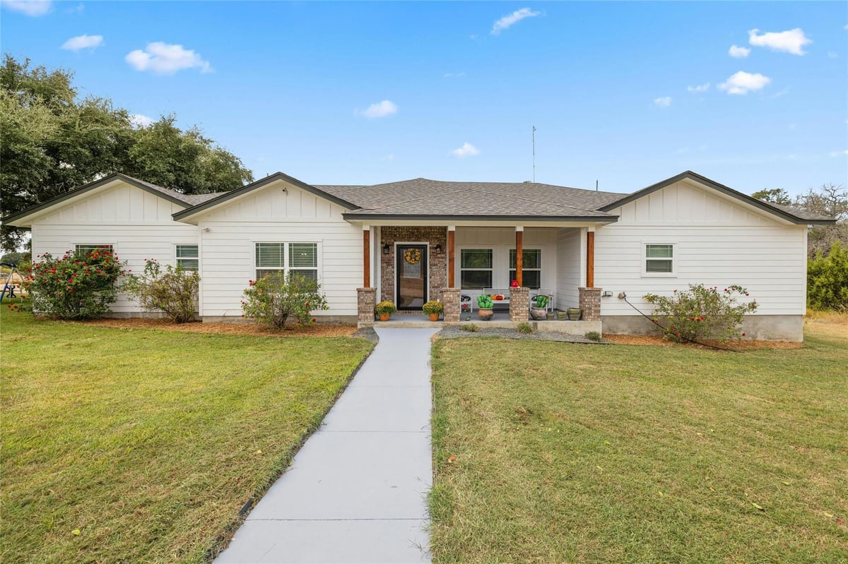 1090 County Road 334 - front exterior - Luxury home in Thomas Hancock, Burnet, TX