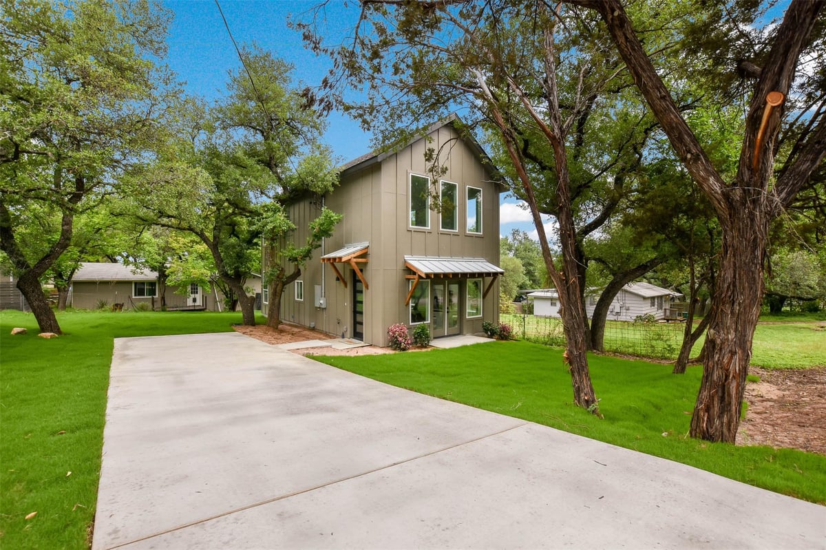 View 10901 W Lakeview Dr in Jonestown Hills 10901 W Lakeview Dr - front exterior - Luxury home in Jonestown Hills, Jonestown, TX