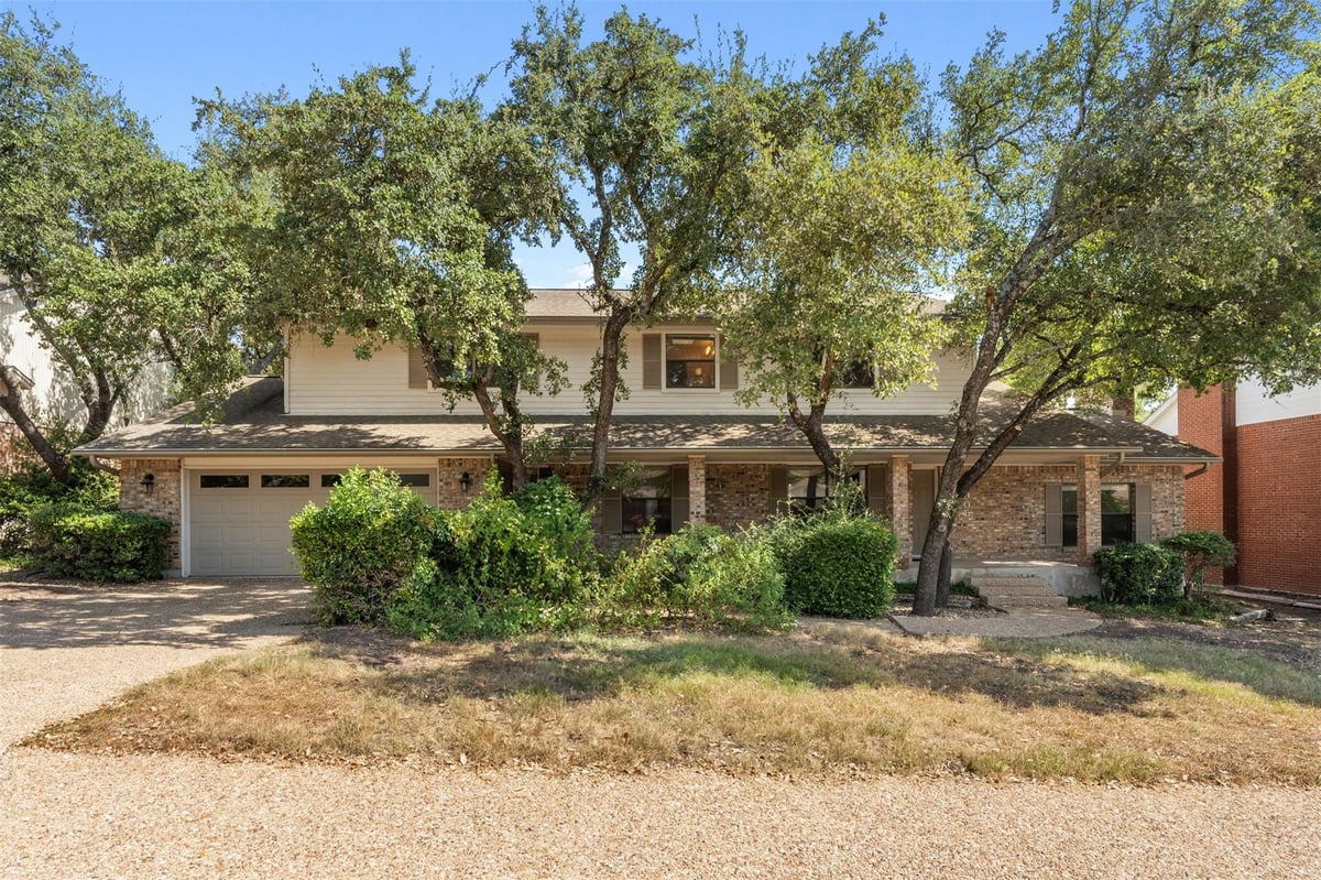 View 10905 Chateau Hl in Spicewood Estates Sec 02 10905 Chateau Hl - front exterior - Luxury home in Spicewood Estates Sec 02, Austin, TX