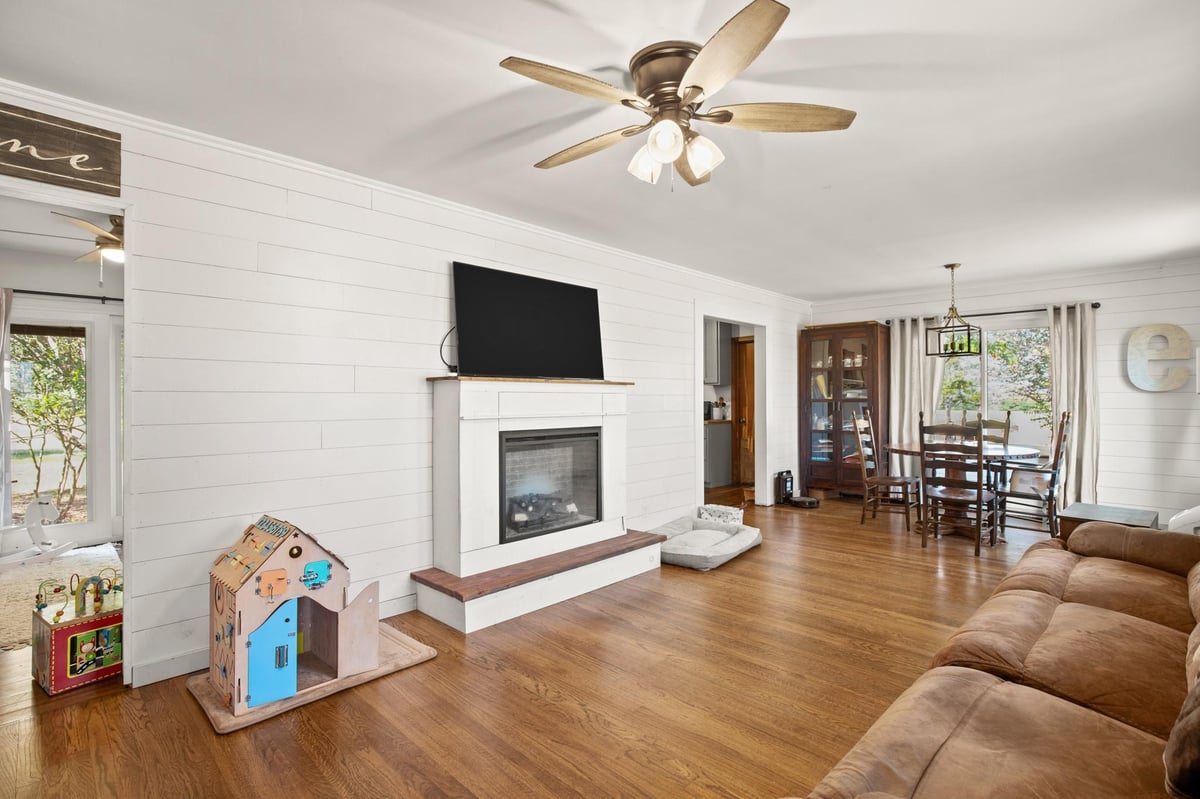 Living area at 1099 Private Road 1061 - 4 bed 1 bath home