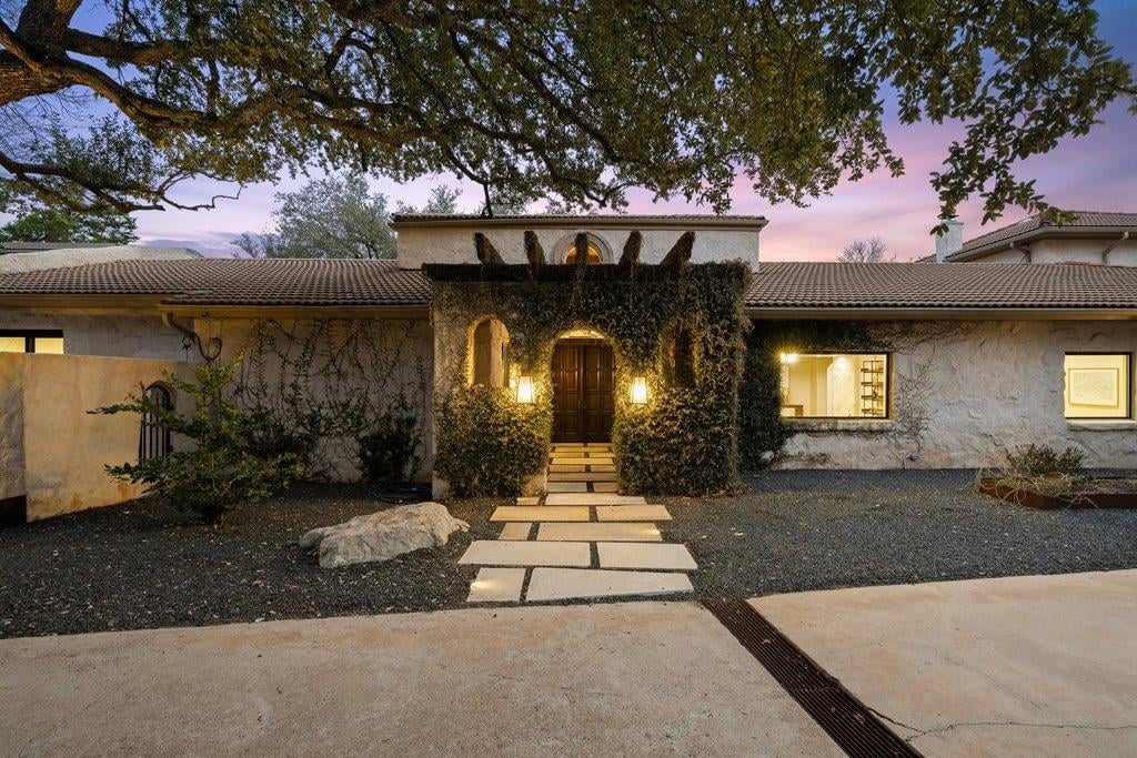 Living area at 11 Ehrlich Rd - 6 bed 5 bath home