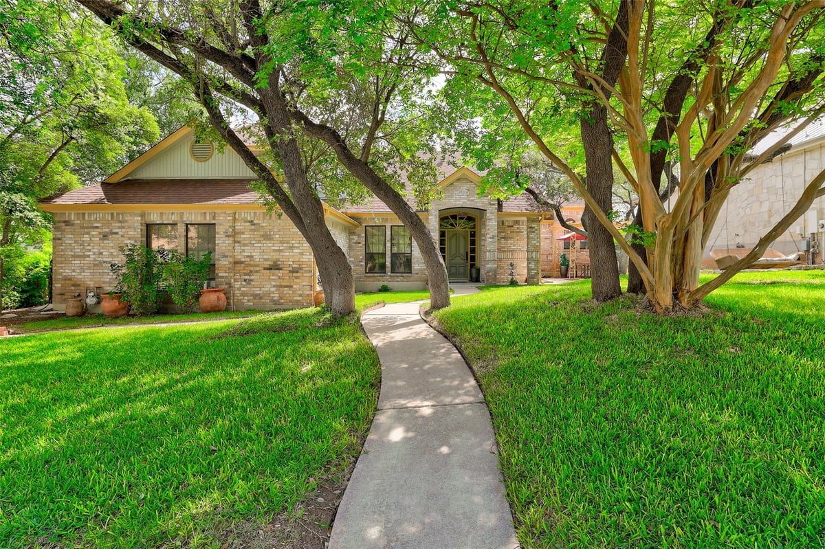 110 S Ridge Cir - front exterior - Luxury home in River Ridge Sec 2-a, Georgetown, TX