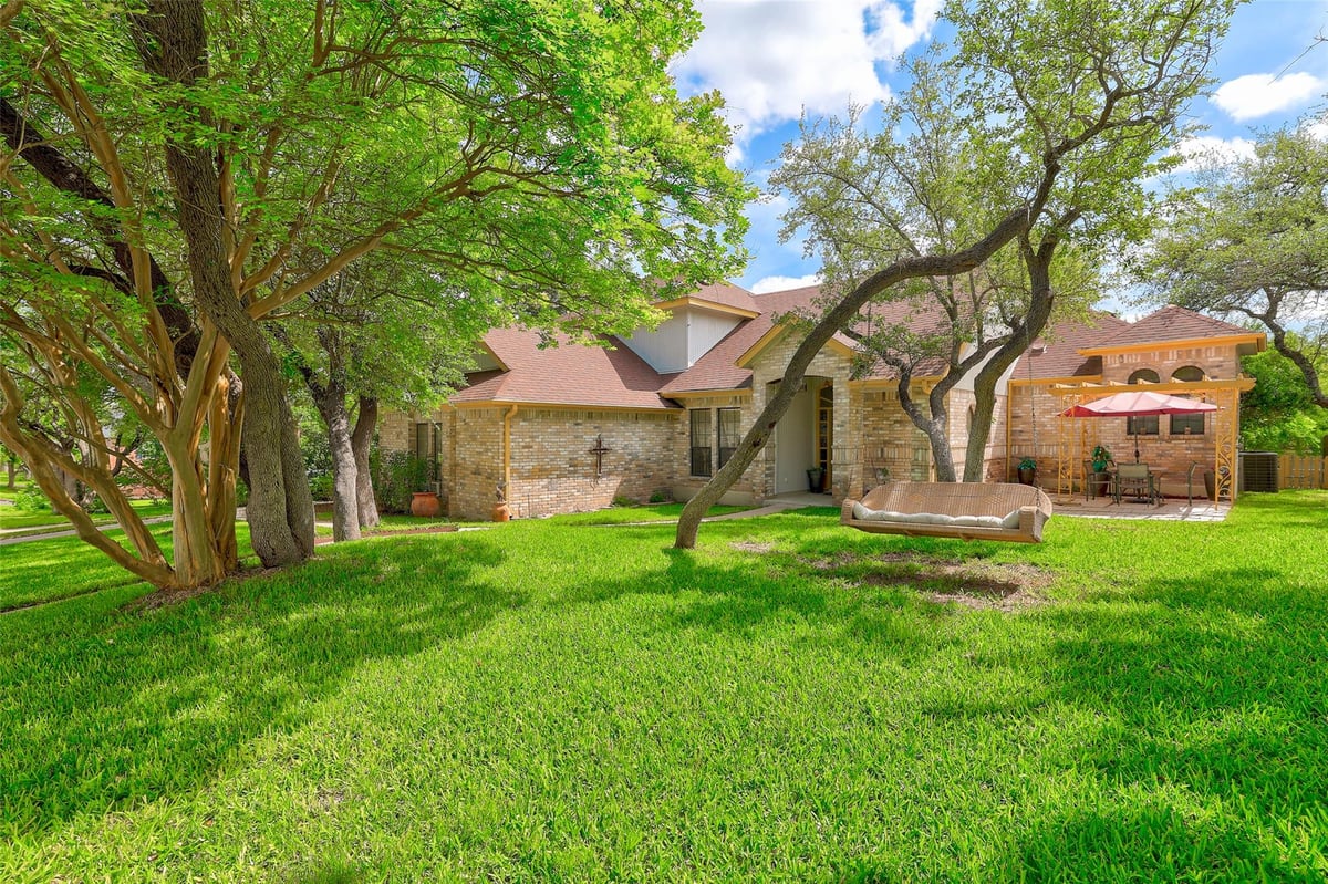 Living area at 110 S Ridge Cir - 3 bed 2 bath home