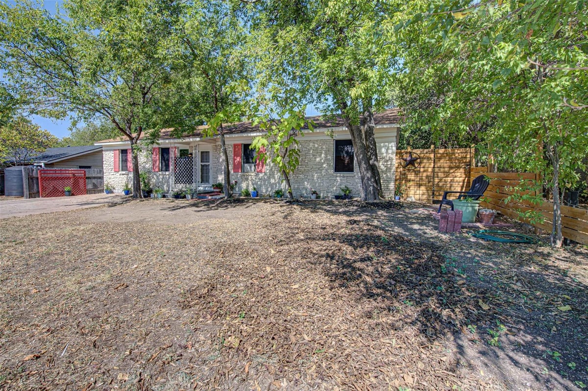 Living area at 110 W Saint Johns Ave - 5 bed 1 bath home