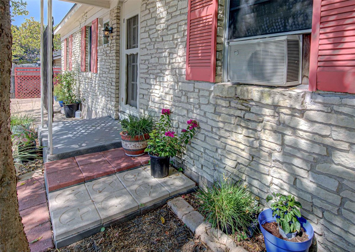 Primary bedroom at 110 W Saint Johns Ave - 5 bed 1 bath home