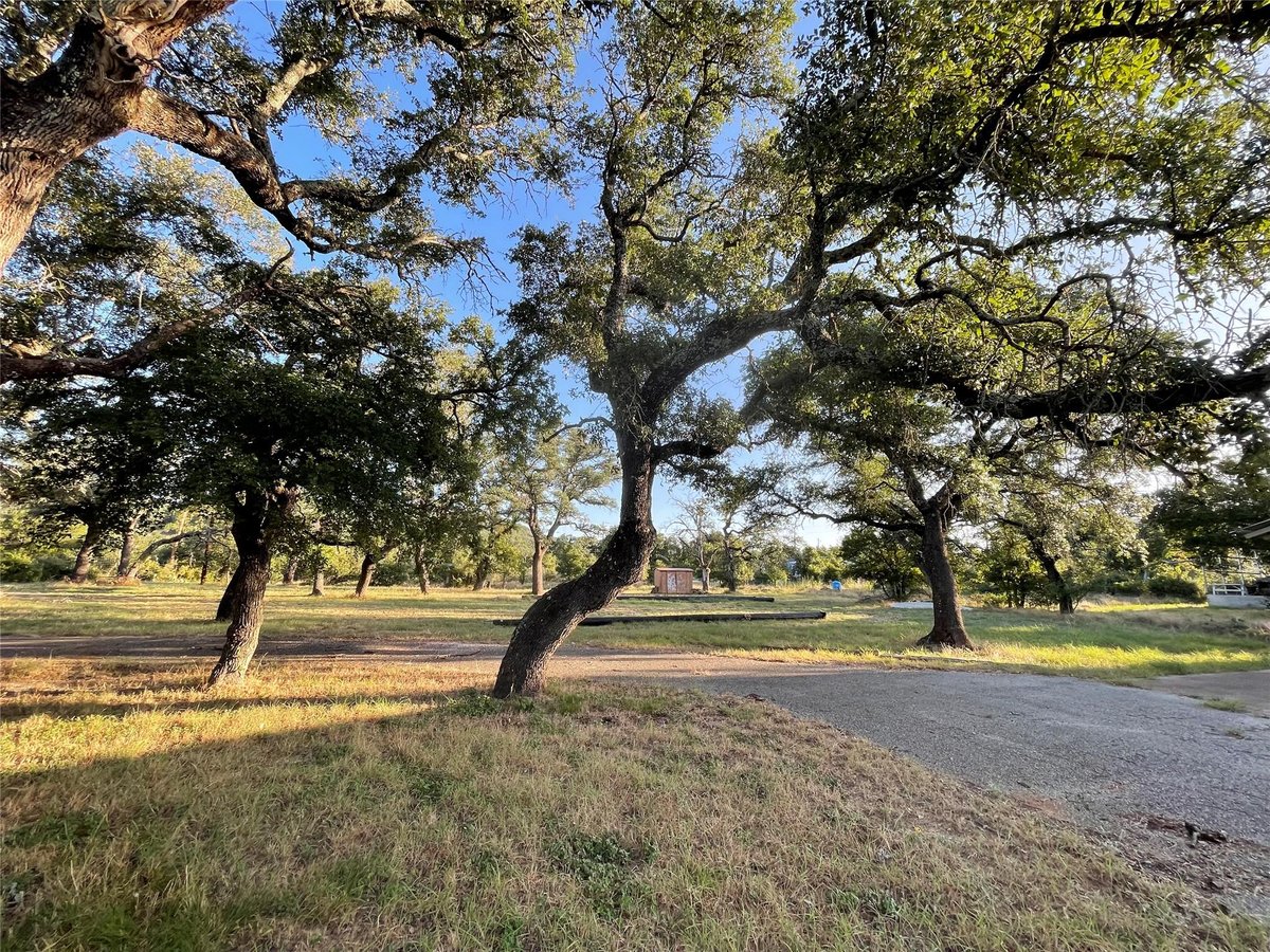 View 110 Wolf RUN in Donall Estates 110 Wolf RUN - property photo 1 - Luxury lot in Donall Estates, Burnet, TX