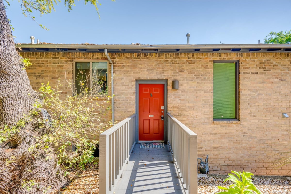 1100 Azie Morton RD Unit #1120 - property photo 1 - Luxury home in Springs Condo Amd The, Austin, TX