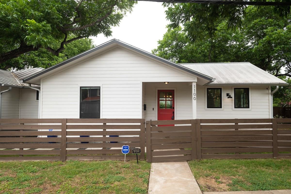 View 1100 Bouldin Ave in Capital Heights 1100 Bouldin Ave - property photo 1 - Luxury home in Capital Heights, Austin, TX