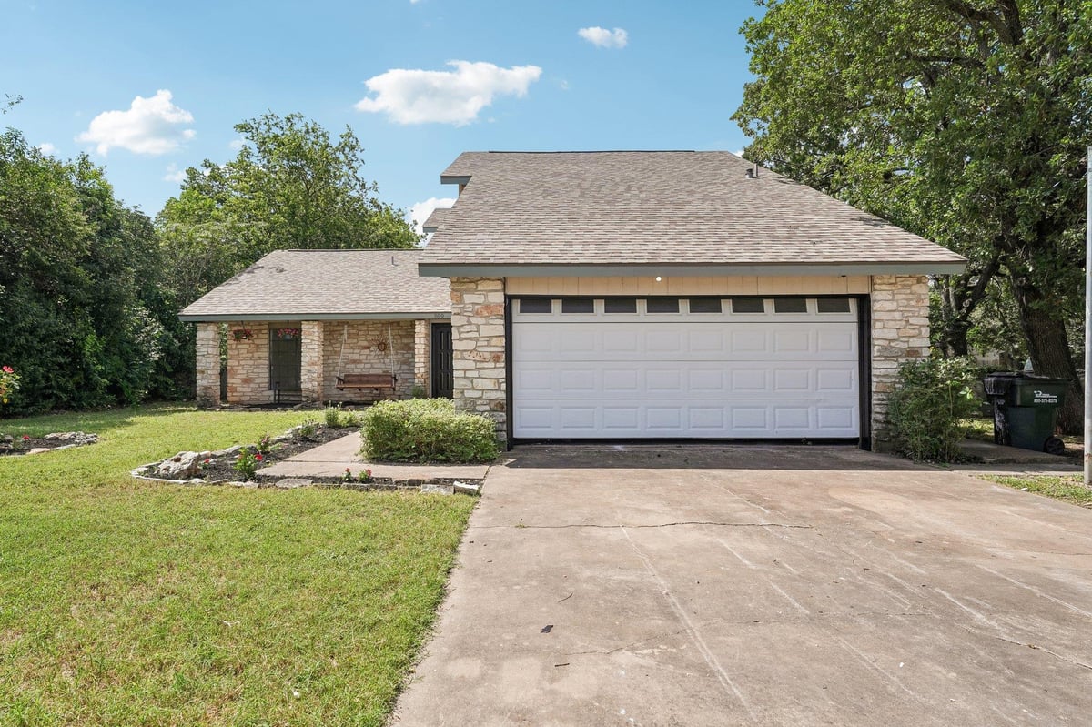 1100 Riverbend DR - front exterior - Luxury home in Quail Meadow Unit 02, Georgetown, TX