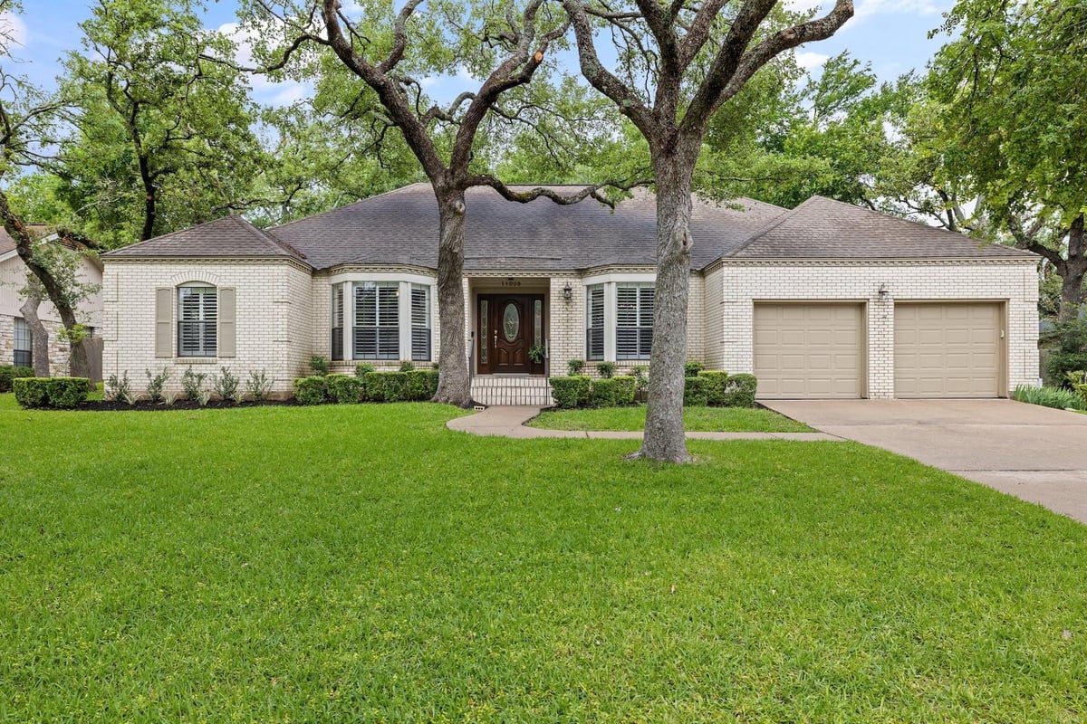View 11008 Country Knls in Spicewood Estates Sec 01 11008 Country Knls - front exterior - Luxury home in Spicewood Estates Sec 01, Austin, TX