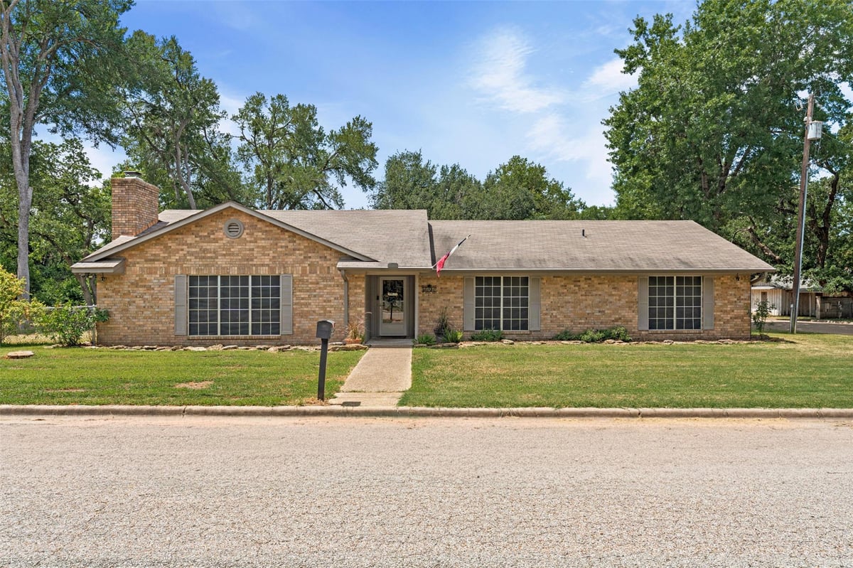 View 1101 E 19th ST in A N Green 1101 E 19th ST - front exterior - Luxury home in A N Green, Cameron, TX