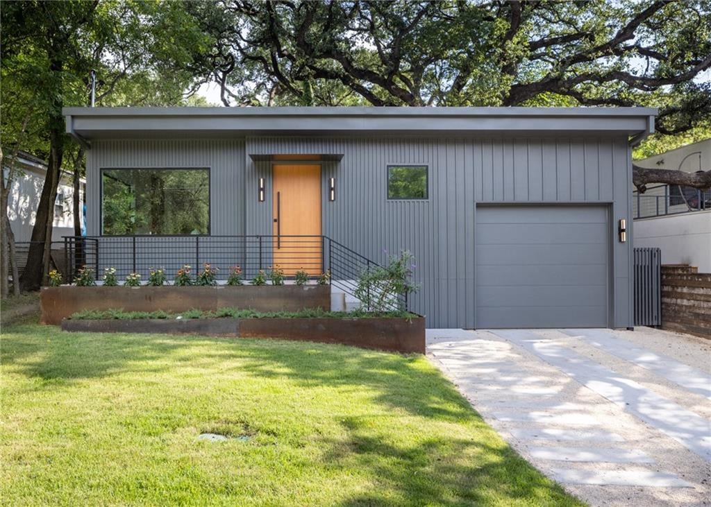 View 1101 Jewell ST in Capital Heights 1101 Jewell ST - property photo 1 - Luxury home in Capital Heights, Austin, TX