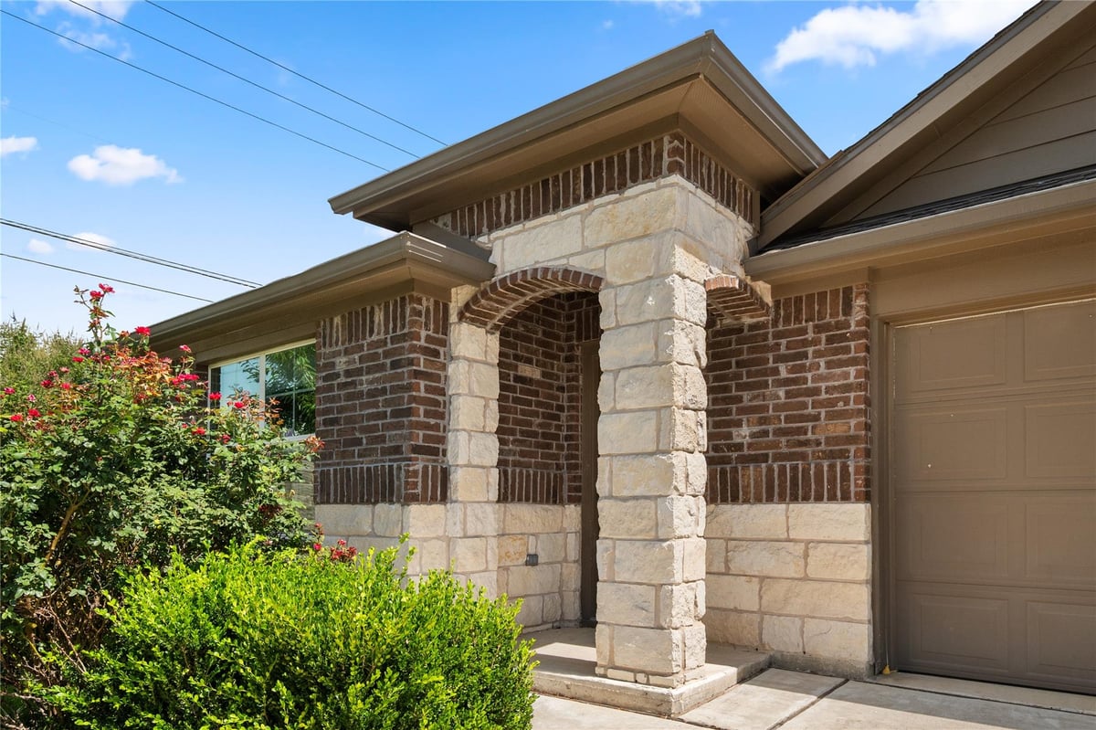 View 1102 Mitchell DR in Glenwood Ph 3a 1102 Mitchell DR - front exterior - Luxury home in Glenwood Ph 3a, Hutto, TX