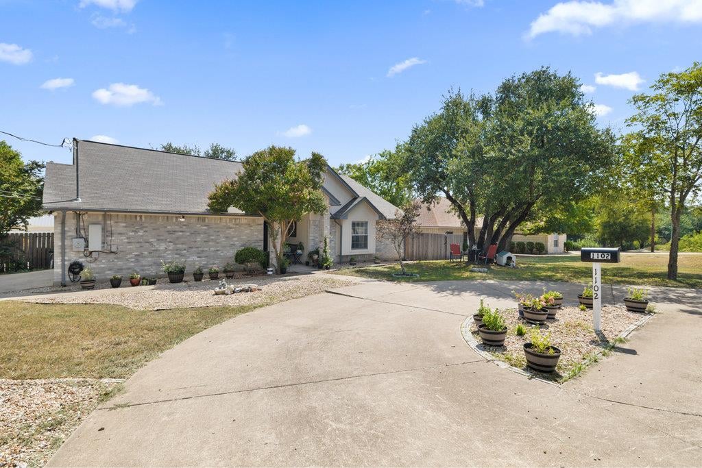 Kitchen at 1102 Oak Hollow Dr - 3 bed 2 bath home