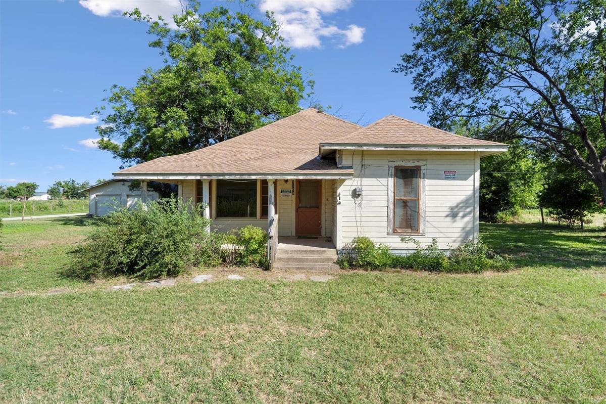 View 1104 E Umlang St in Newton & Johnson 1104 E Umlang St - front exterior - Luxury home in Newton & Johnson, Thorndale, TX