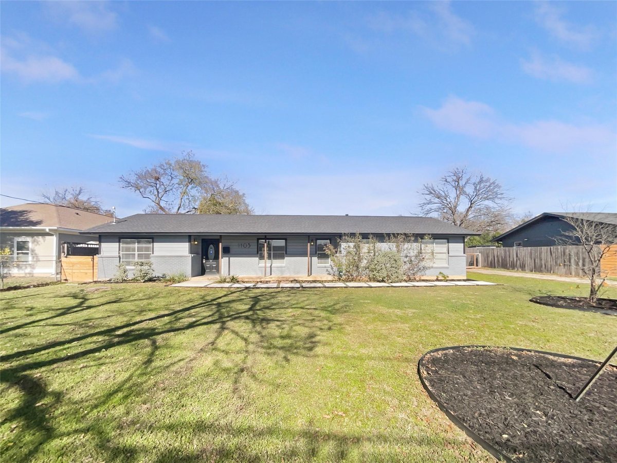 View 1105 E 17th St in OUTLOT DIVISION 1105 E 17th St - front exterior - Luxury home in OUTLOT DIVISION, Georgetown, TX