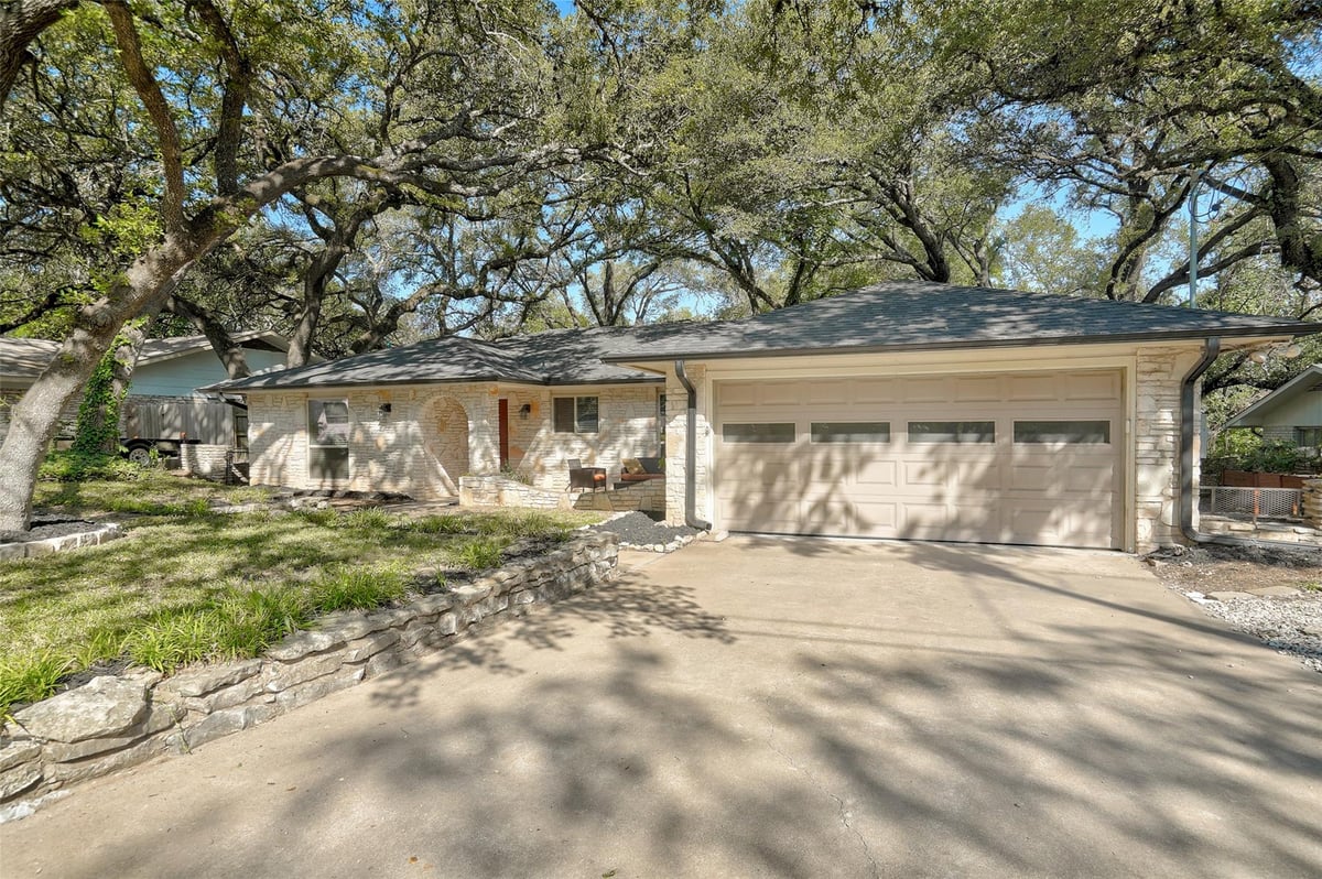 Living area at 1105 N Riviera Cir - 3 bed 2 bath home