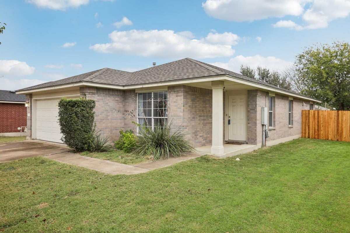 View 1106 Henderson Dr in Benbrook Ranch Sec 01 Ph 01 1106 Henderson Dr - property photo 1 - Luxury home in Benbrook Ranch Sec 01 Ph 01, Leander, TX